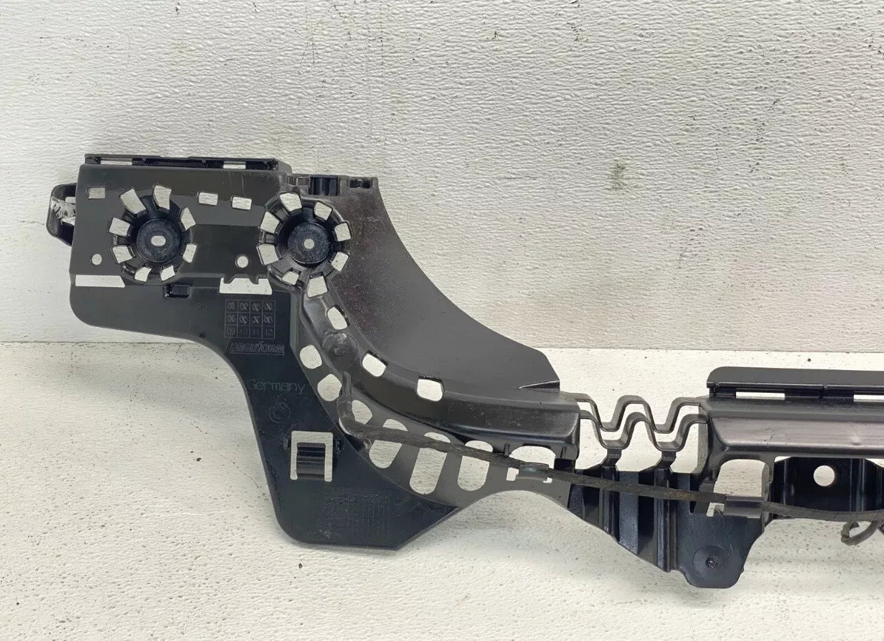 12-18 BMW F30 3 Series Rear Lower Center Bumper Guide Bracket Mount Support USED F30 PARTS(ONLY PICKUP)